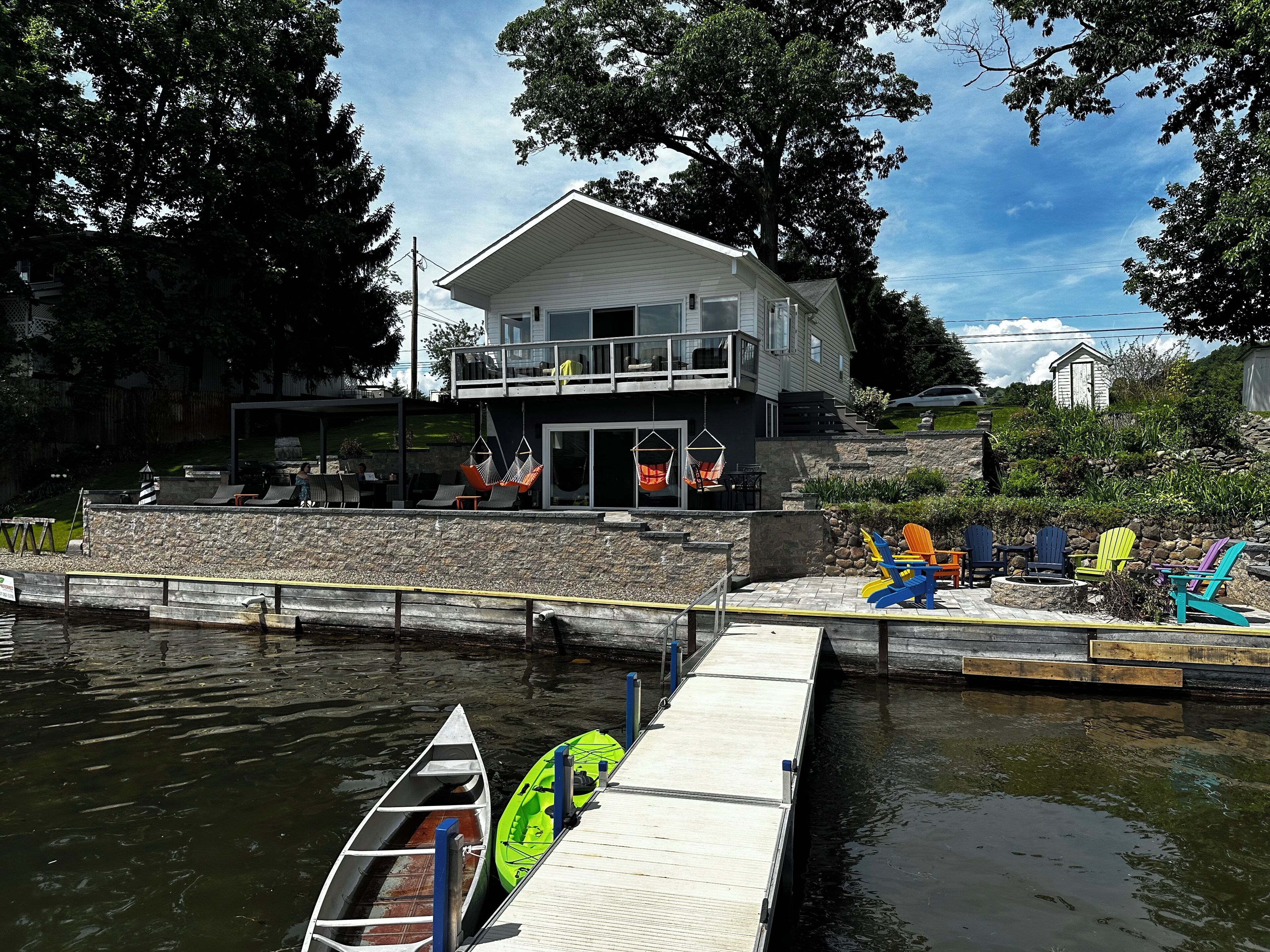 Waneta Lake House - Lakefront living at it's best !