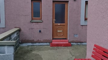 Setrika/meja setrika, Wi-Fi gratis, dan seprai linen