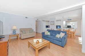 TV - 2BR 2BA Unit in Quiet Community with a HUGE Pool & Short Walk to Beach (Ocean City)
