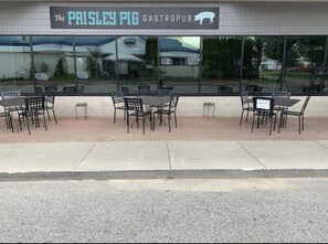 Outdoor dining - Updated Condo Near Beaches, Downtown, Restaurants, and Shops (Grand Haven)