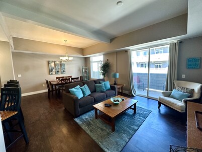 Updated Condo Near Beaches, Downtown, Restaurants, and Shops