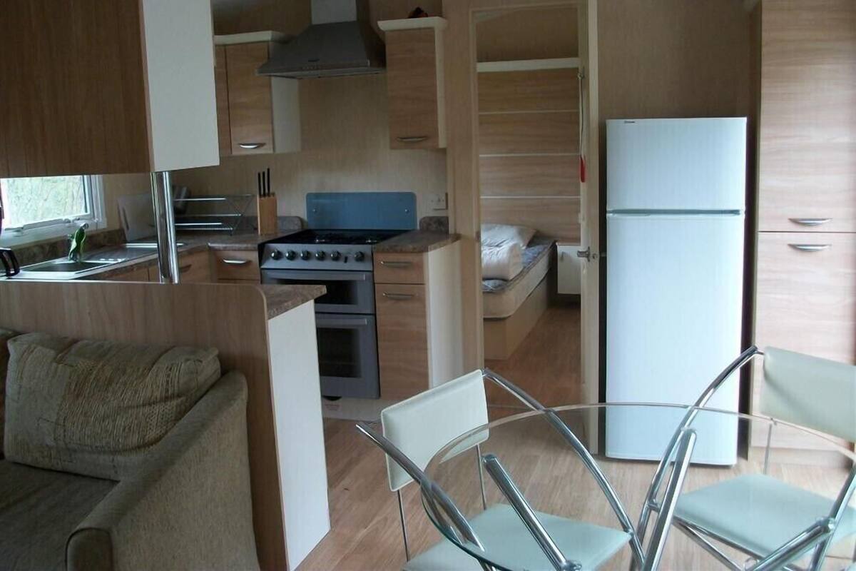 Maison mobile, salle de bain privée (4 Beds) | Cuisine privée | Cafetière-théière, réfrigérateur, four à micro-ondes, surface de cuisson