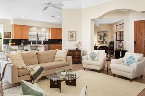 Smart TV, chimenea y libros