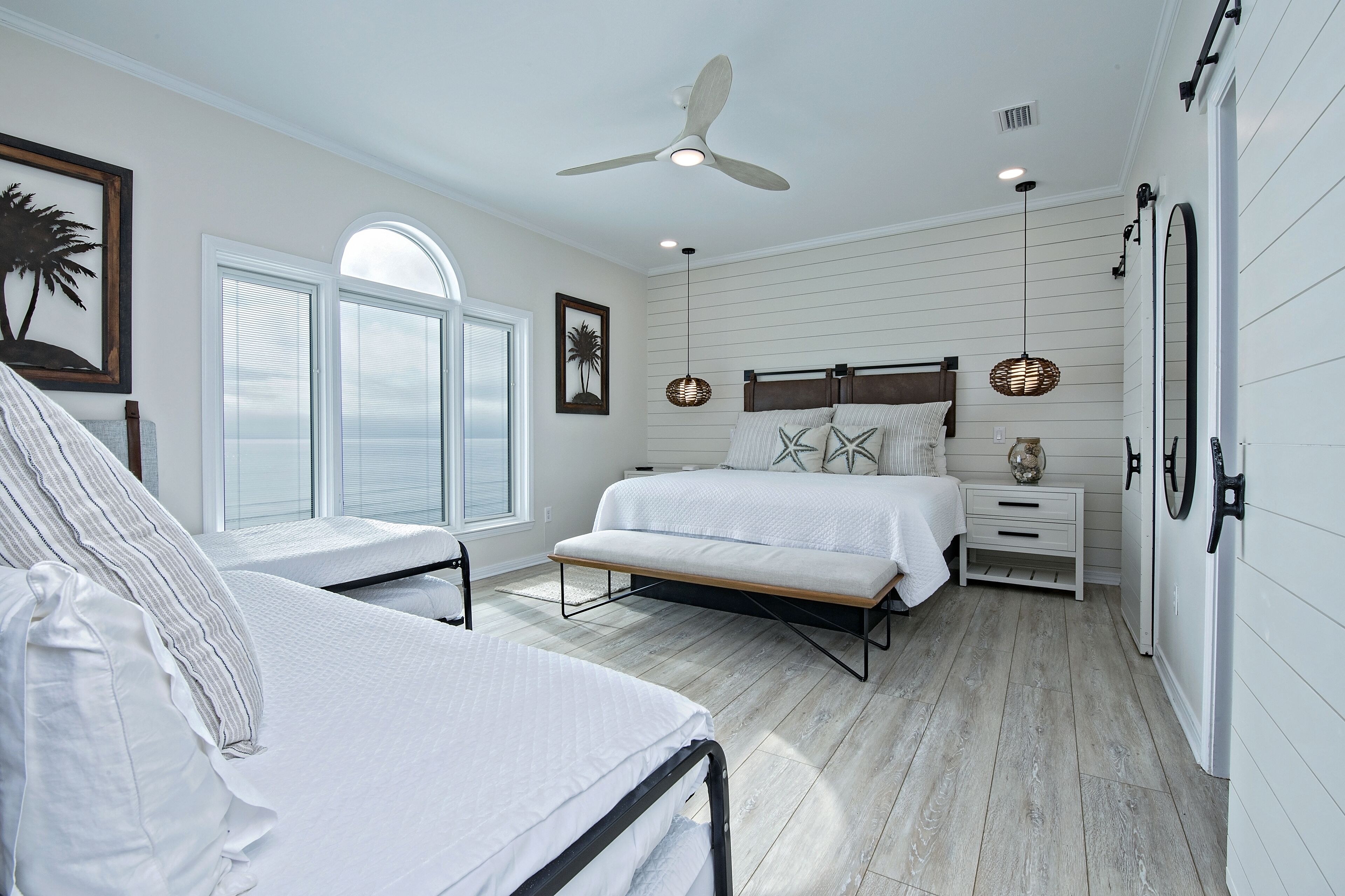 6 habitaciones, tabla de planchar con plancha y cuna de viaje 