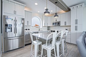 Fridge, microwave, oven, stovetop - Coastal Elegance Meets Family Comfort – Your Beach Stop Summer Escape (Gulf Shores)