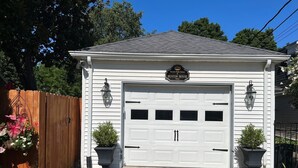 A white garage with a sign reading "Huston House, North Fifth Street." - Luxurious 2BR /2Bath with Outdoor Courtyard and Garage in Downtown Bardstown (Bardstown)
