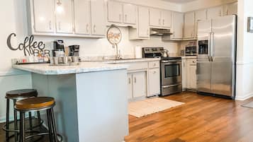 Een koelkast, een magnetron, een oven, een kookplaat