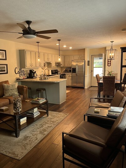 Luxurious 2BR /2Bath with Outdoor Courtyard and Garage in Downtown Bardstown