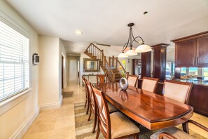Dining - Endless Ocean Views, Amazing sunsets, pool,kayaks, pool table and games! (Providenciales)