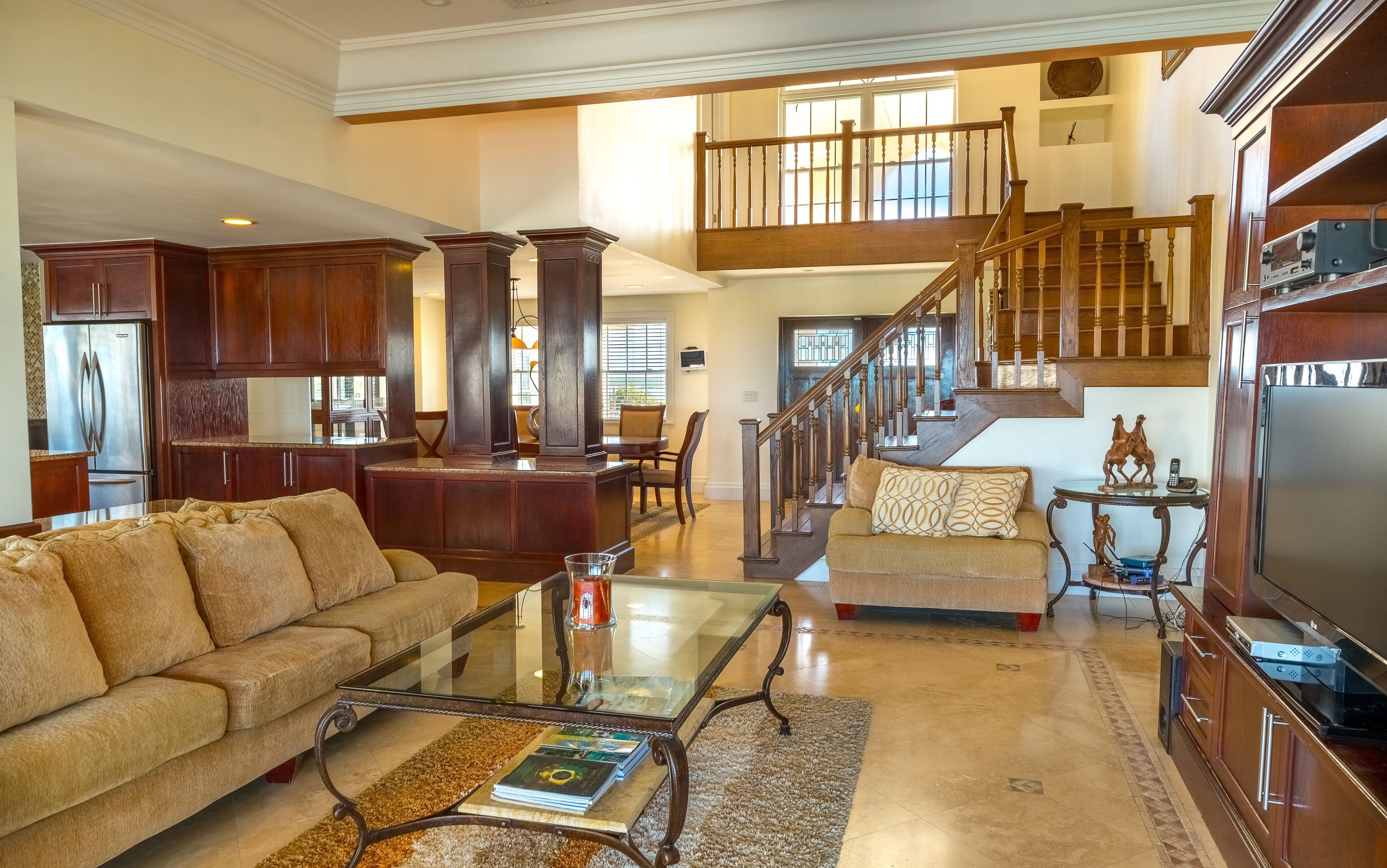 Flatskjerm-TV, DVD-spiller, bøker og stereoanlegg