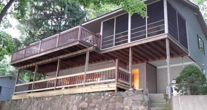 Summer or fall. Life on the lake is good.