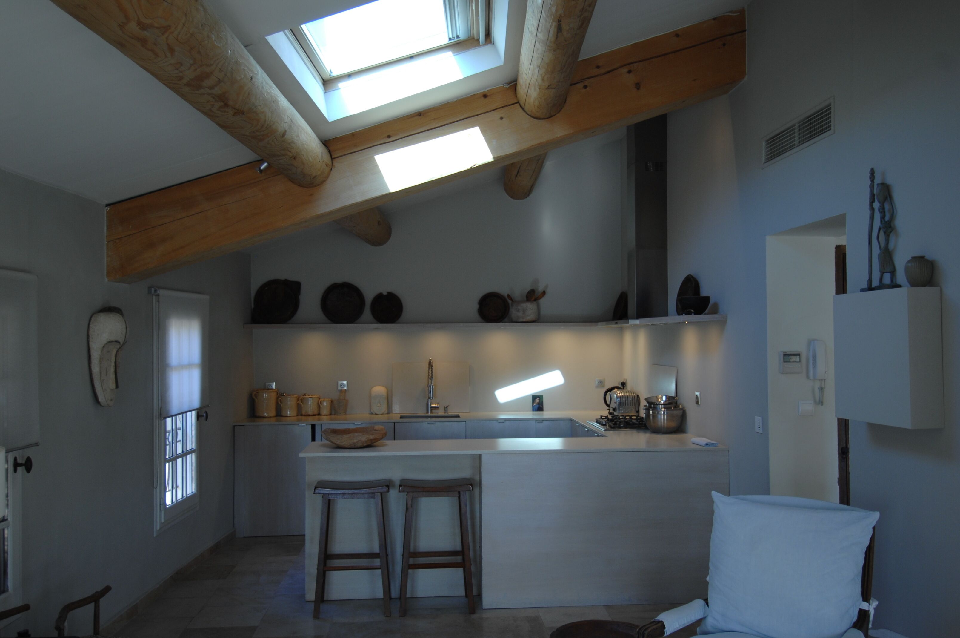 kitchen area w eating counter four persons