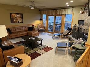 Een smart-tv, een open haard, een dvd-speler en boeken