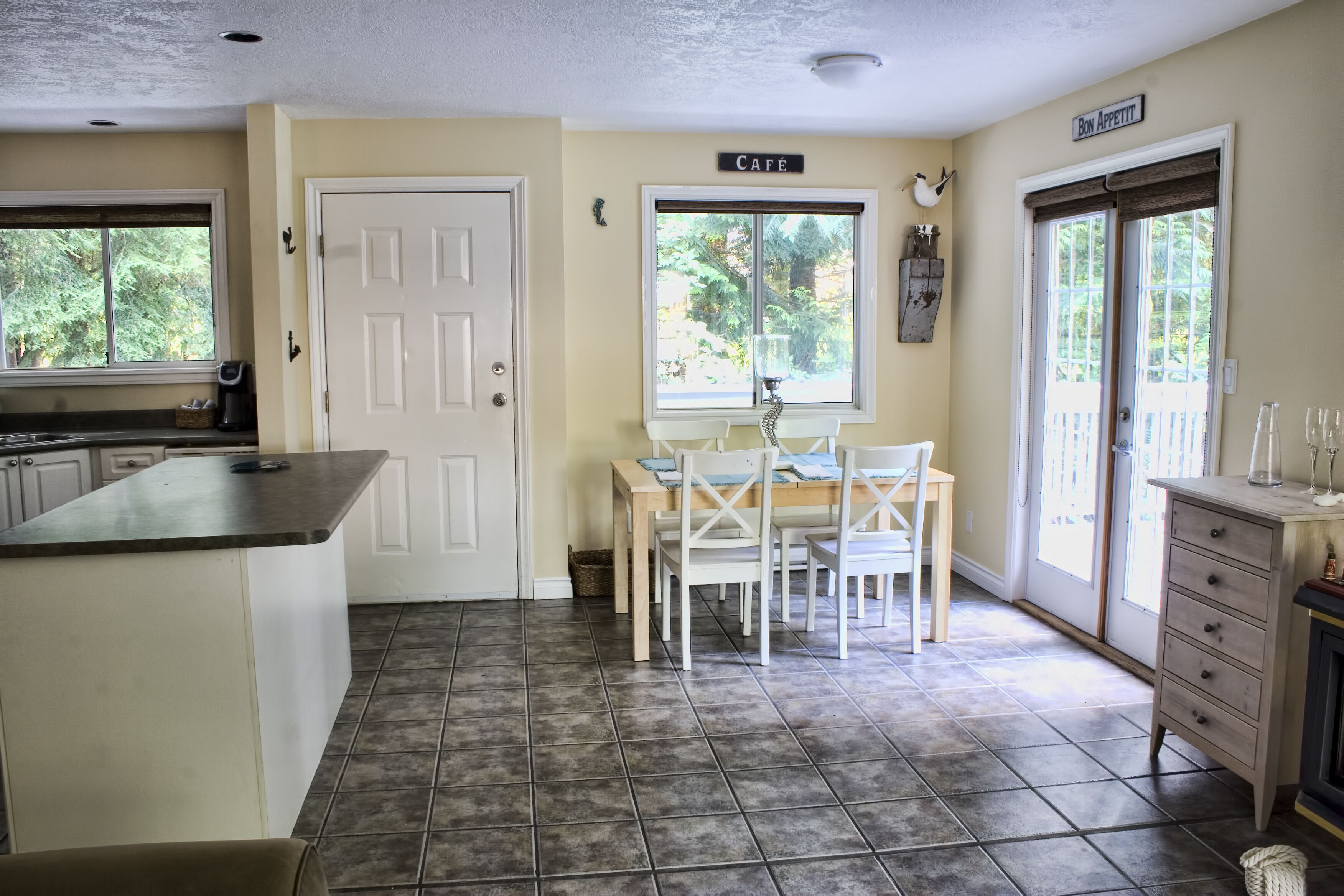 Diamond Cottage, close to Sooke, Shirley and Port Renfrew. 40 mins to Victoria