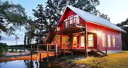 Wonderful 13 Acre East Texas Getaway near Canton on 3 Stocked Ponds!