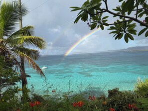 على الشاطئ، كراسي للتشمس، مناشف للشاطئ