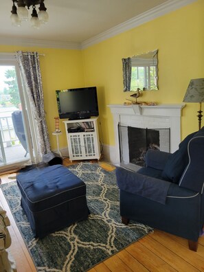 Smart TV, fireplace, DVD player, books