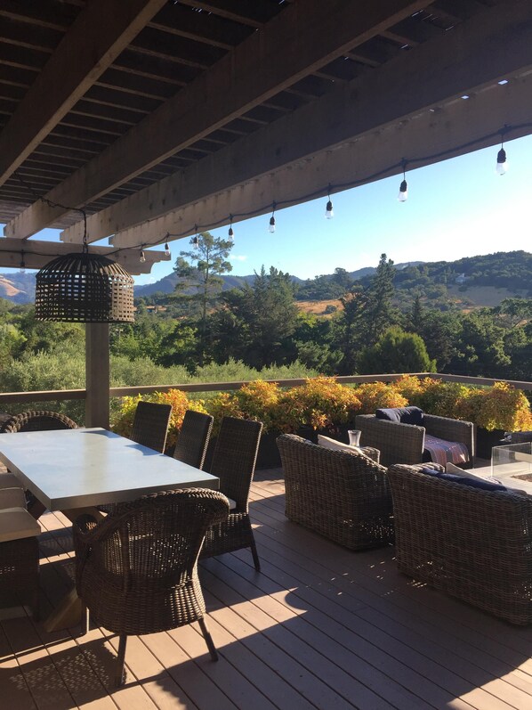 屋外ダイニングエリア