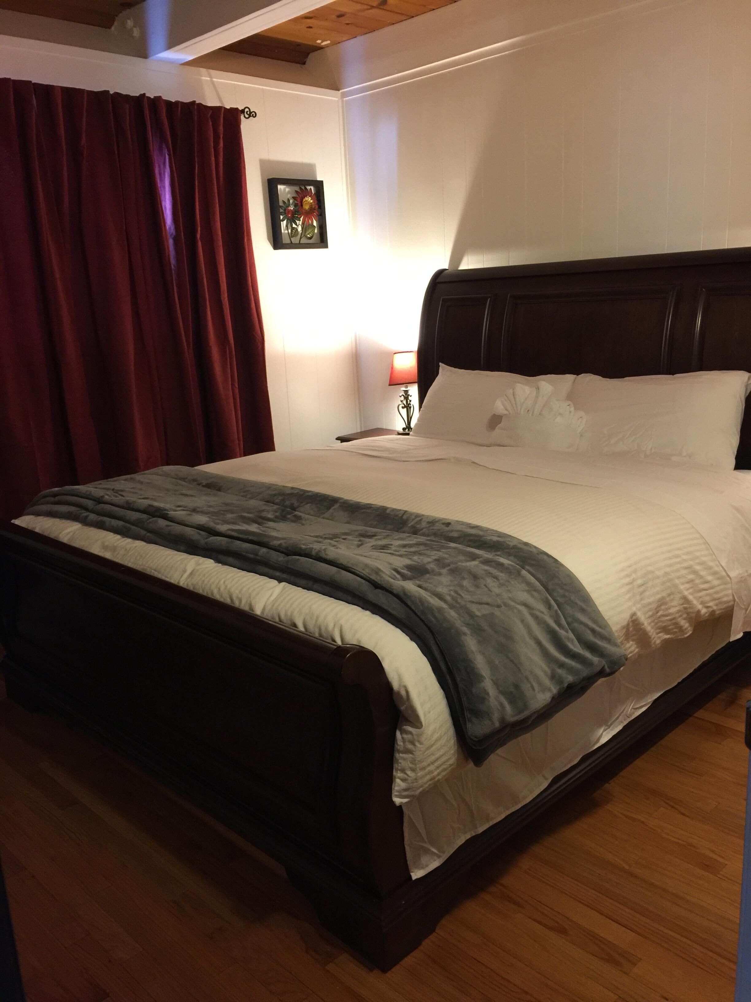 Charming Mountain View wood Cabin, Sleep 8