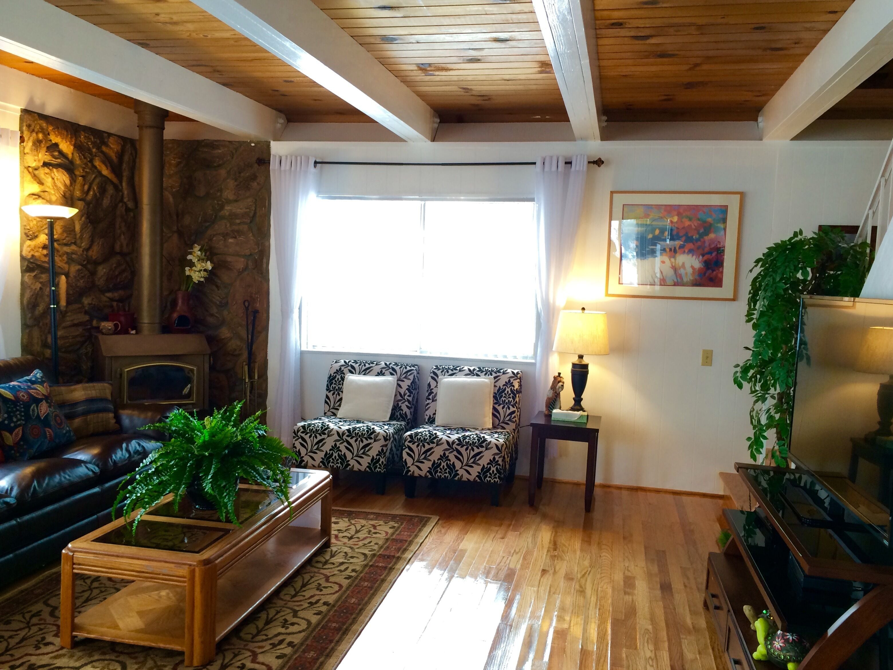 Charming Mountain View wood Cabin, Sleep 8