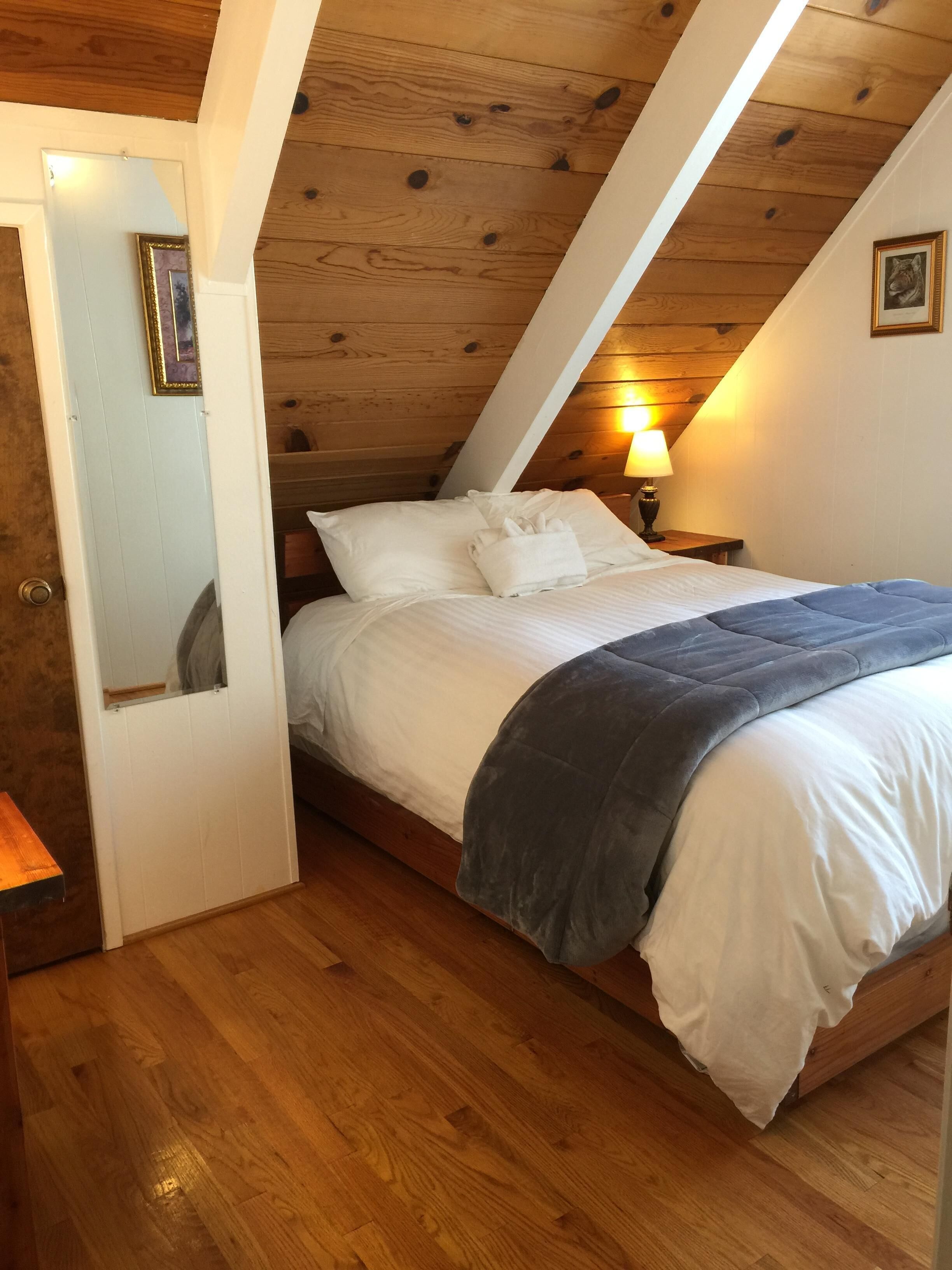 Charming Mountain View wood Cabin, Sleep 8