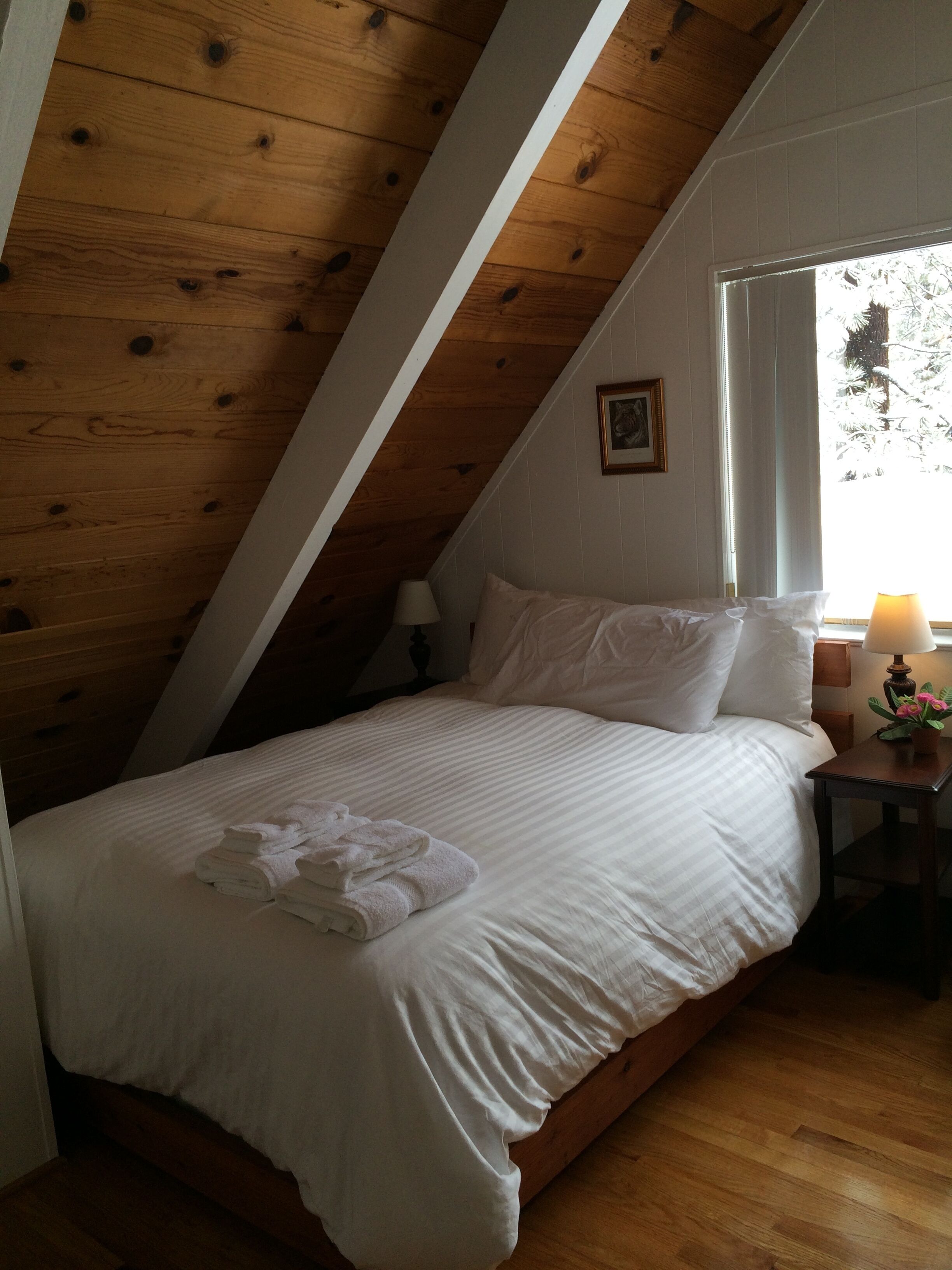 Charming Mountain View wood Cabin, Sleep 8