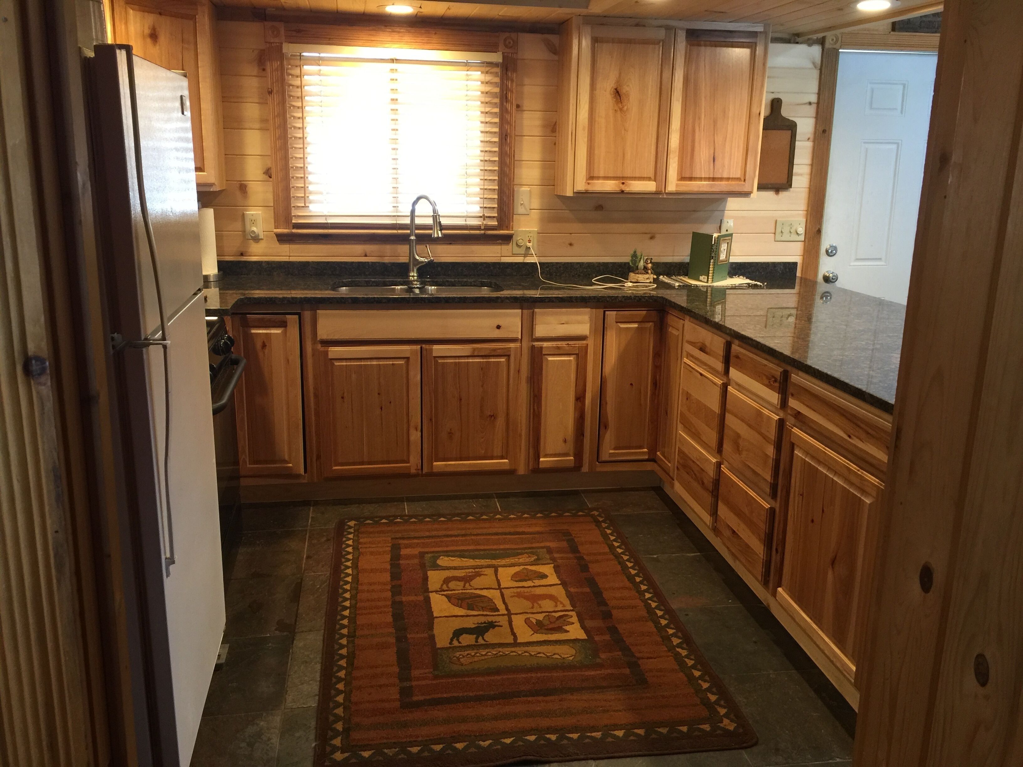 WORK REMOTE-WIRELESS WIFI- SMART TV TO STREAM- KICK BACK-RELAX-DOG FRIENDLY