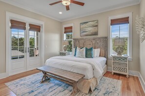 5 soverom, skrivebord, strykejern/-brett og reiseseng for barn