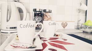 Refrigerador con freezer, microondas, horno, placa de cocina