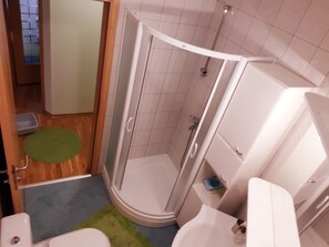 Ducha, artículos de tocador gratuitos, secador de pelo, pantuflas