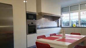 Full-size fridge, microwave, oven, stovetop - Lisbon Top Hostel (Lisbon)