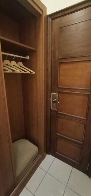 Chambre avec lits jumeaux, salle de bains privée