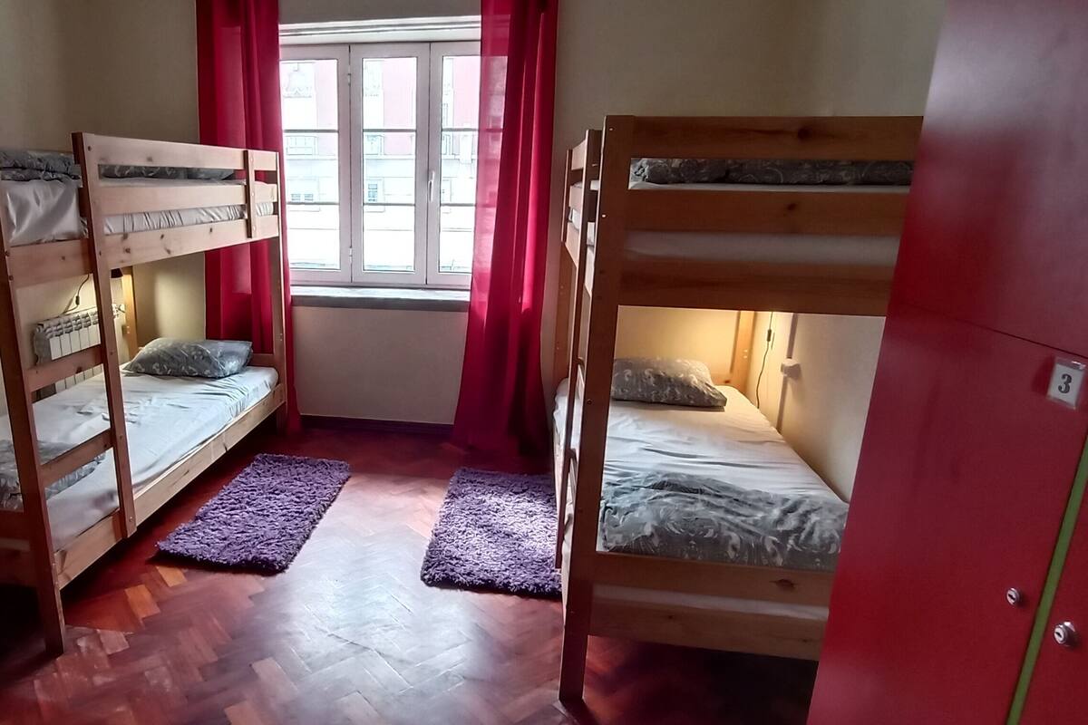 Dortoir Partagé, dortoir mixte, salle de bains commune (1 bed in a 6 bed Dormitory Room) | Fer et planche à repasser, Wi-Fi gratuit, draps fournis