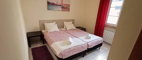 Habitación con 2 camas individuales, baño privado | Tabla de planchar con plancha, wifi gratis y ropa de cama