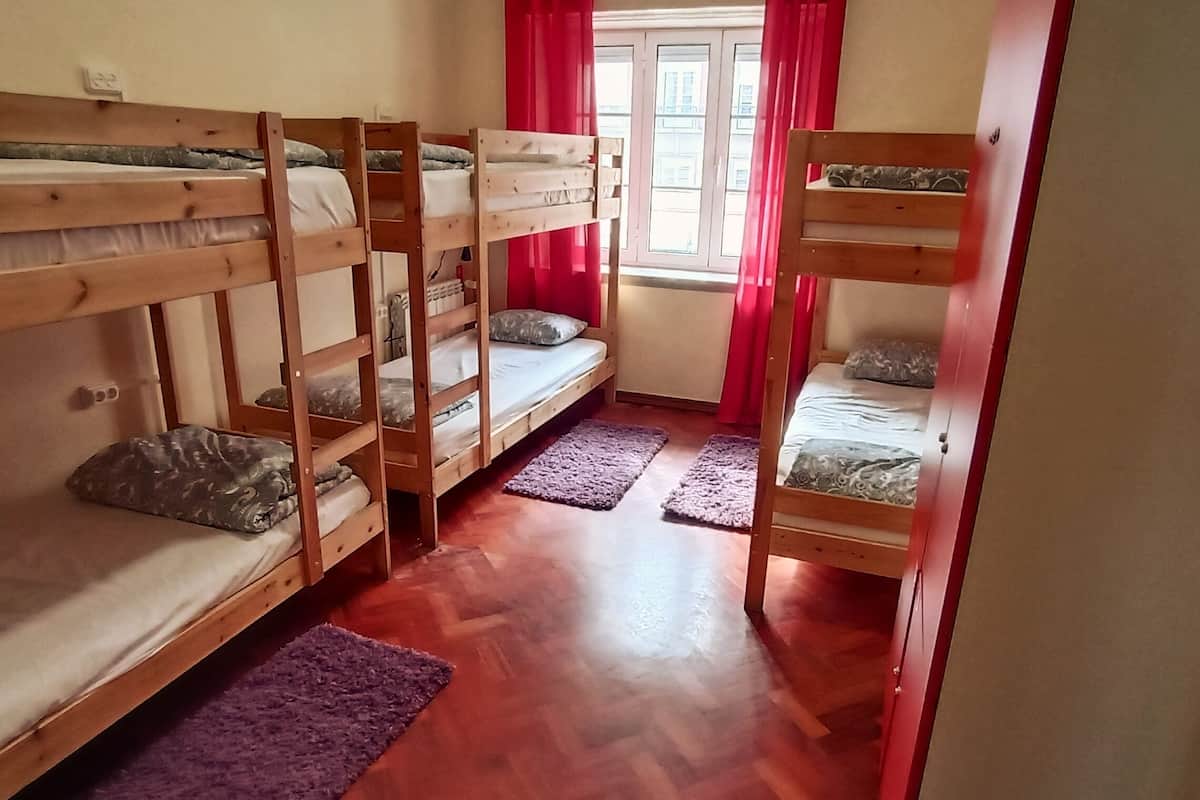 Dortoir Partagé, dortoir mixte, salle de bains commune | Fer et planche à repasser, Wi-Fi gratuit, draps fournis