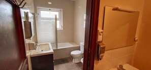 Shower, free toiletries, hair dryer, bidet - Lisbon Top Hostel (Lisbon)