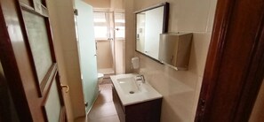 Shower, free toiletries, hair dryer, bidet - Lisbon Top Hostel (Lisbon)