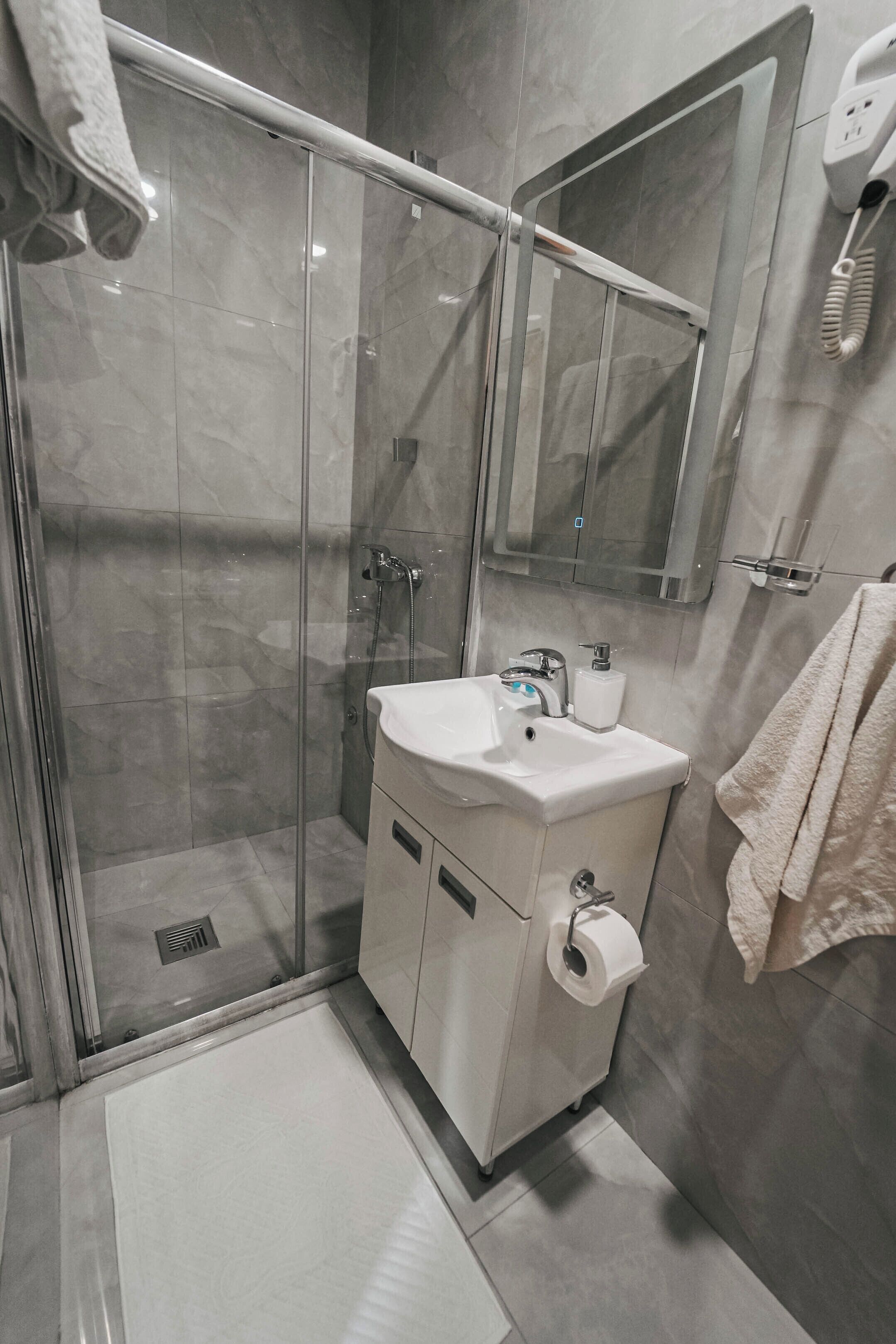 Enkeltværelse | Badeværelse | Bruser, gratis toiletartikler, hårtørrer, håndklæder