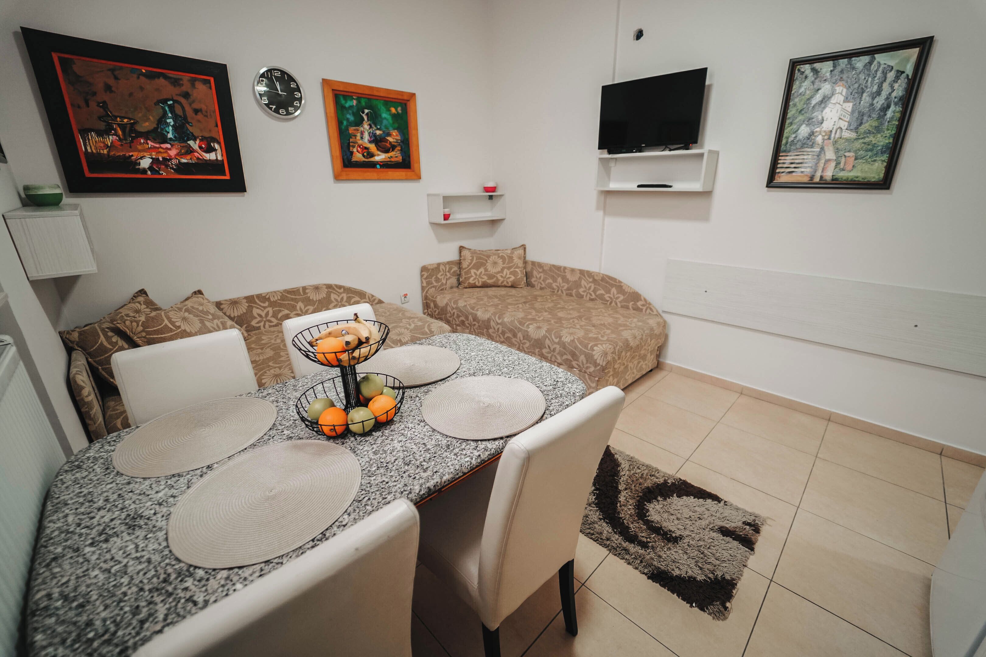 Appartement | Een minibar, geluiddichte muren, een strijkplank/strijkijzer