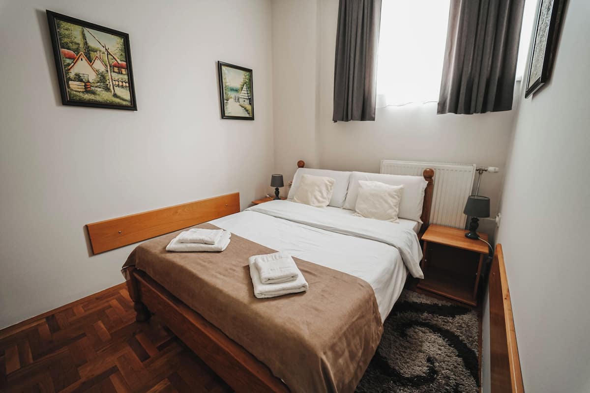 Appartement | Een minibar, geluiddichte muren, een strijkplank/strijkijzer