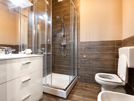 Shower, free toiletries, hair dryer, slippers. Hotel Giulietta