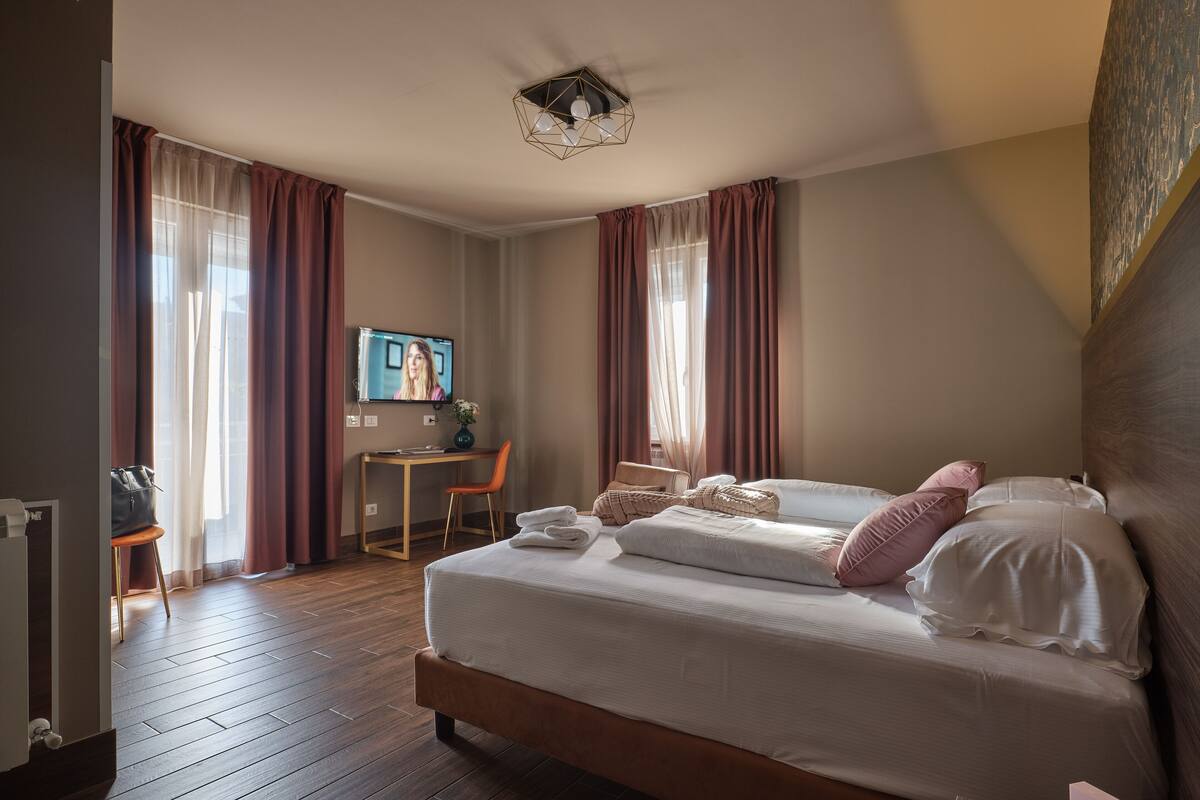 deluxe room | 1 bedroom, individually decorated, desk, blackout curtains