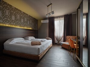 Driepersoonskamer | 1 slaapkamer, individueel gedecoreerd, een bureau