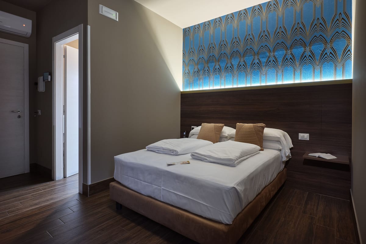 Standardzimmer, 1 Doppelbett | 1 Schlafzimmer, individuell dekoriert, Schreibtisch