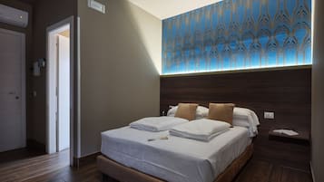 1 habitación, decoración personalizada, escritorio y cortinas blackout