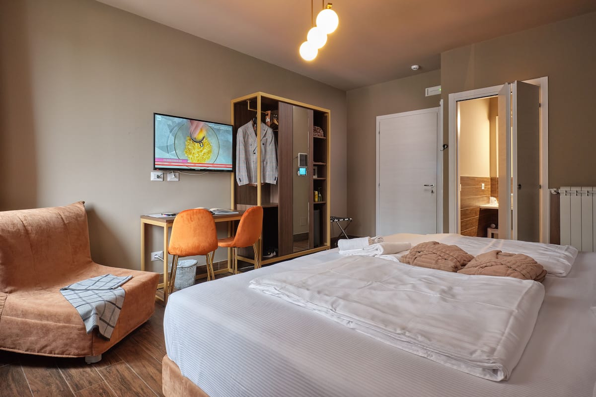 1 Schlafzimmer, individuell dekoriert, Schreibtisch