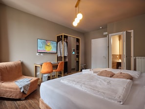 1 slaapkamer, individueel gedecoreerd, een bureau