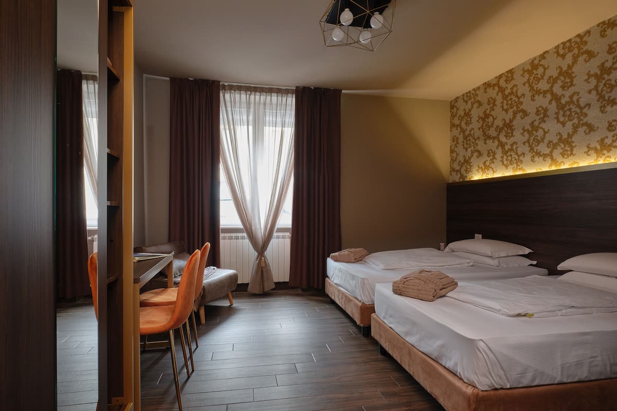 Doppel- oder Zweibettzimmer | 1 Schlafzimmer, individuell dekoriert, Schreibtisch