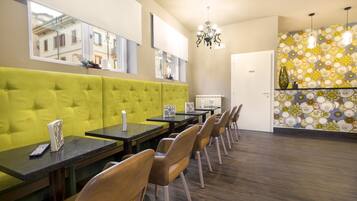 Petit déjeuner préparé sur commande (15.00 EUR par personne)