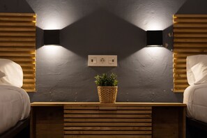 Habitación con 2 camas individuales, baño privado | Colchones viscoelásticos y sistema de insonorización